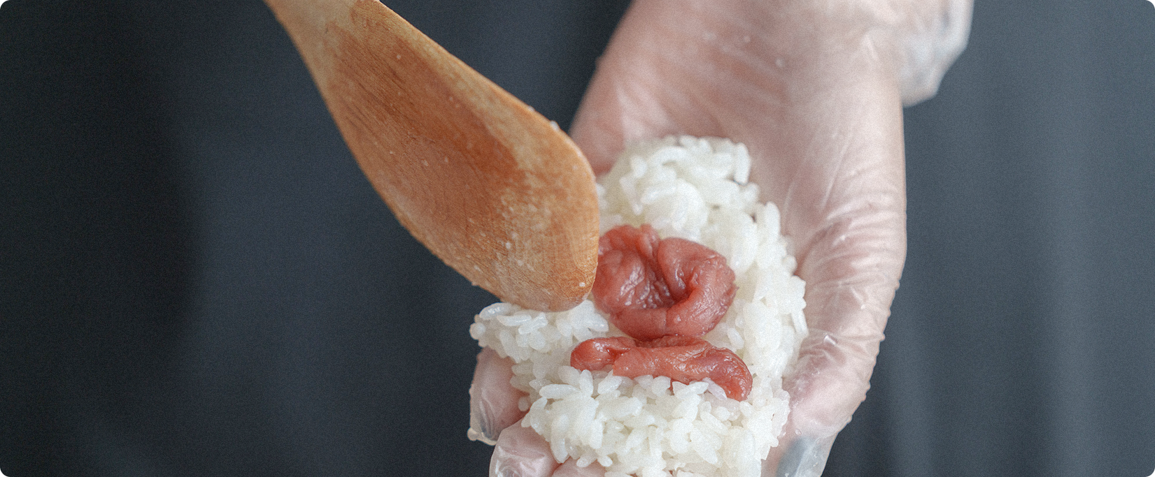 梅おにぎりを握る様子